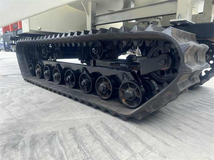 履帶式混凝土攪拌運(yùn)輸車(chē)